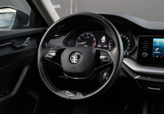 Подержанный автомобиль Skoda Octavia Liftback 2021 года (11 фото)