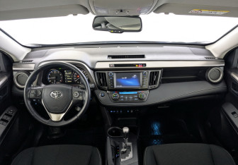 Подержанный автомобиль Toyota RAV4 2018 года (14 фото)