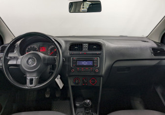 Подержанный автомобиль Volkswagen Polo Sedan 2014 года (22 фото)