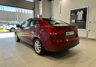 Подержанный автомобиль Kia Cerato Sedan 2010 года (6 фото)