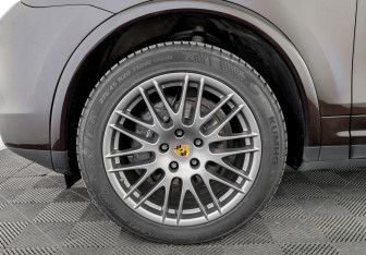 Подержанный автомобиль Porsche Cayenne 2017 года (18 фото)