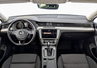 Подержанный автомобиль Volkswagen Passat Sedan 2019 года (14 фото)