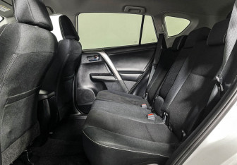 Подержанный автомобиль Toyota RAV4 2018 года (10 фото)