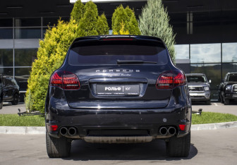 Подержанный автомобиль Porsche Cayenne 2012 года (6 фото)