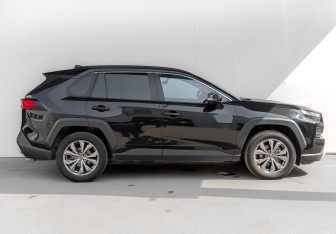 Подержанный автомобиль Toyota RAV4 2024 года (4 фото)