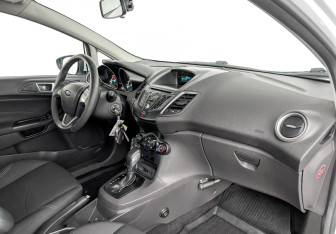 Подержанный автомобиль Ford Fiesta Sedan 2015 года (10 фото)