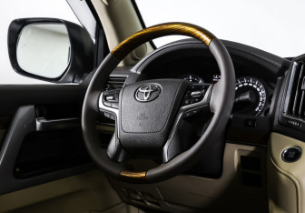 Подержанный автомобиль Toyota Land Cruiser Suv 2016 года (17 фото)