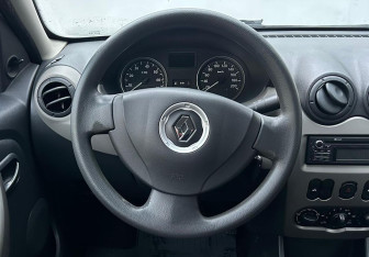 Подержанный автомобиль Renault Sandero 2012 года (12 фото)