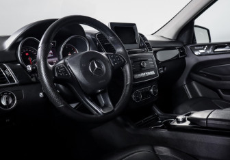Подержанный автомобиль Mercedes-Benz GLE 2016 года (15 фото)