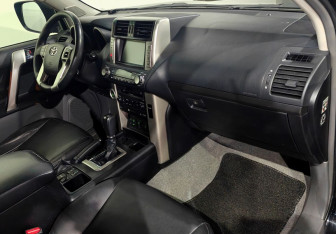 Подержанный автомобиль Toyota Land Cruiser Prado 2013 года (11 фото)