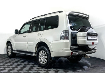 Подержанный автомобиль Mitsubishi Pajero 2013 года (7 фото)