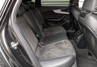 Подержанный автомобиль Audi A4 Sedan 2019 года (12 фото)