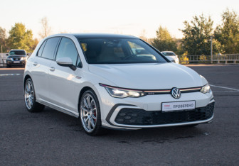 Подержанный автомобиль Volkswagen Golf GTI Hatchback 2021 года (3 фото)