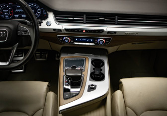 Подержанный автомобиль Audi Q7 2015 года (17 фото)