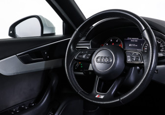 Подержанный автомобиль Audi A4 Sedan 2018 года (12 фото)