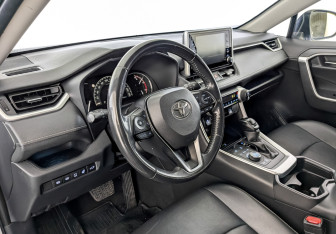 Подержанный автомобиль Toyota RAV4 2021 года (16 фото)