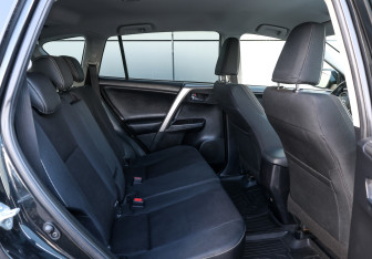Подержанный автомобиль Toyota RAV4 2015 года (11 фото)