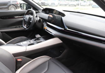 Подержанный автомобиль Changan UNI-V 2023 года (9 фото)