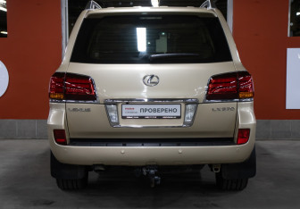 Подержанный автомобиль Lexus LX 2008 года (6 фото)