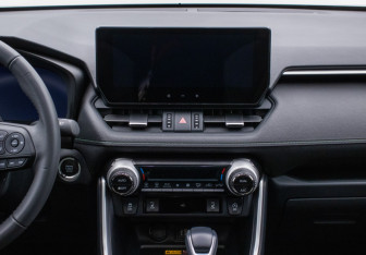 Подержанный автомобиль Toyota RAV4 2024 года (14 фото)