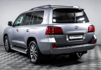 Подержанный автомобиль Lexus LX 2010 года (7 фото)