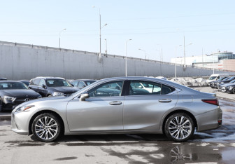 Подержанный автомобиль Lexus ES 2019 года (9 фото)