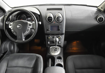 Подержанный автомобиль Nissan Qashqai 2010 года (12 фото)