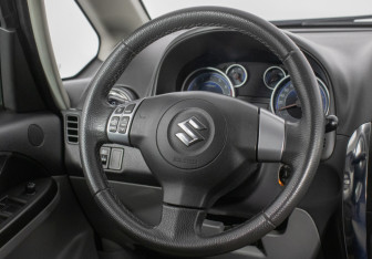 Подержанный автомобиль Suzuki SX4 Hatchback 2011 года (15 фото)