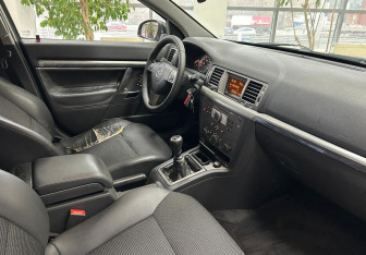 Подержанный автомобиль Opel Vectra Sedan 2006 года (10 фото)