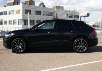 Подержанный автомобиль Audi Q8 2020 года (8 фото)