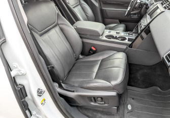 Подержанный автомобиль Land Rover Discovery 2017 года (23 фото)