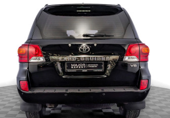 Подержанный автомобиль Toyota Land Cruiser Suv 2013 года (6 фото)