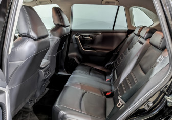 Подержанный автомобиль Toyota RAV4 2020 года (12 фото)