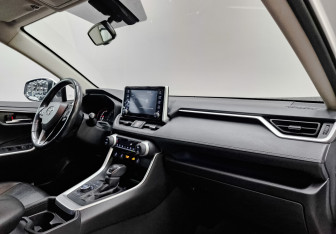 Подержанный автомобиль Toyota RAV4 2020 года (13 фото)