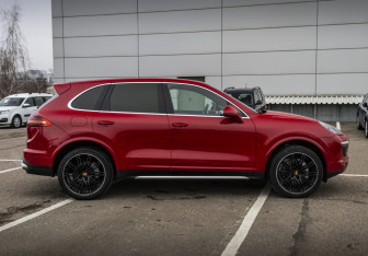 Подержанный автомобиль Porsche Cayenne 2015 года (5 фото)
