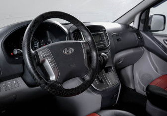 Подержанный автомобиль Hyundai H-1 2015 года (14 фото)