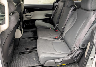Подержанный автомобиль Kia Carnival 2021 года (12 фото)