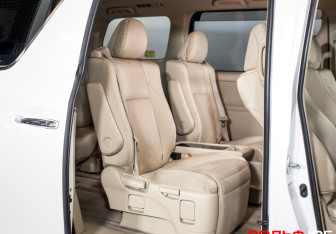 Подержанный автомобиль Toyota Alphard 2013 года (9 фото)