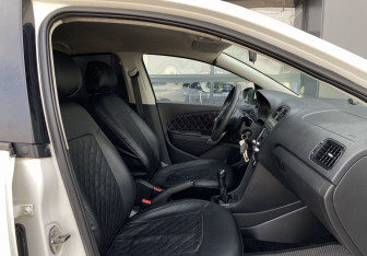 Подержанный автомобиль Volkswagen Polo Sedan 2012 года (18 фото)