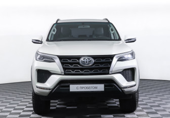 Подержанный автомобиль Toyota Fortuner 2022 года (2 фото)