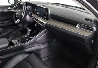 Подержанный автомобиль Kia K5 2021 года (10 фото)