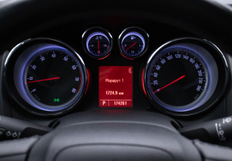 Подержанный автомобиль Opel Astra Hatchback 2011 года (12 фото)