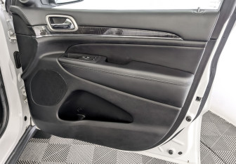 Подержанный автомобиль Jeep Grand Cherokee 2012 года (26 фото)