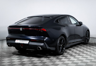 Подержанный автомобиль Changan UNI-V 2023 года (5 фото)