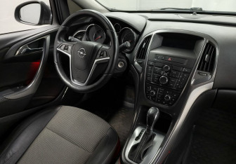 Подержанный автомобиль Opel Astra Hatchback 2011 года (11 фото)