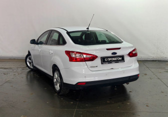 Подержанный автомобиль Ford Focus Sedan 2013 года (4 фото)