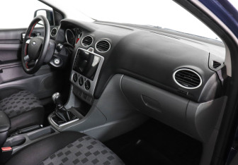 Подержанный автомобиль Ford Focus Hatchback 2008 года (10 фото)