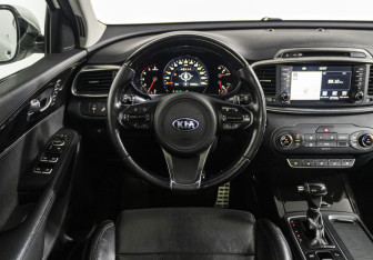 Подержанный автомобиль Kia Sorento 2017 года (14 фото)
