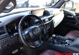 Подержанный автомобиль Lexus LX 2018 года (11 фото)