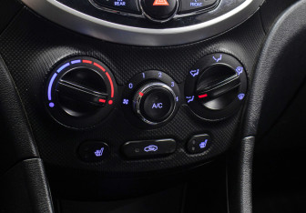 Подержанный автомобиль Hyundai Solaris Hatchback 2012 года (19 фото)